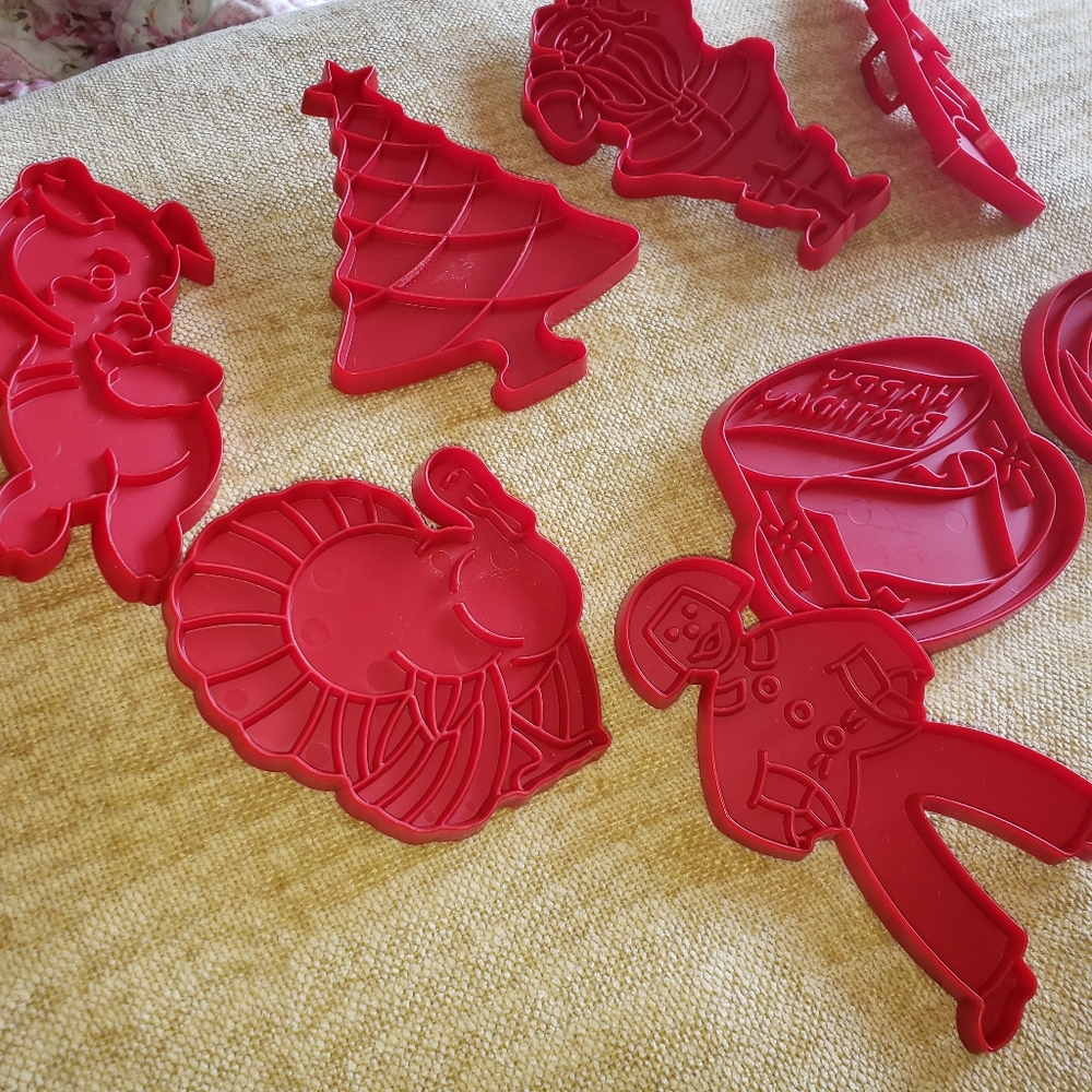1960's Tupperware Large multi-holiday cookie cutte